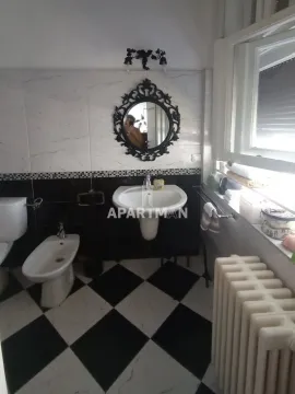 Kupatilo sa umivaonikom, toaletom, bideom i crno-belim keramičkim pločicama. - image 8