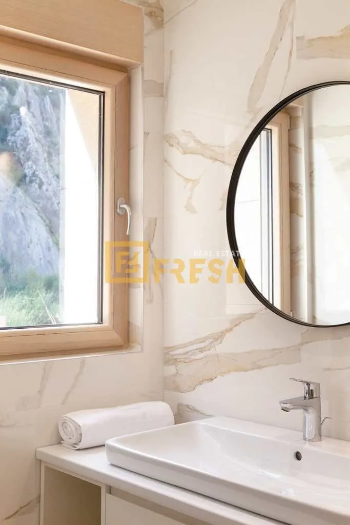 Prodaja, četvorosoban stan, 253m², Kotor, Crna Gora