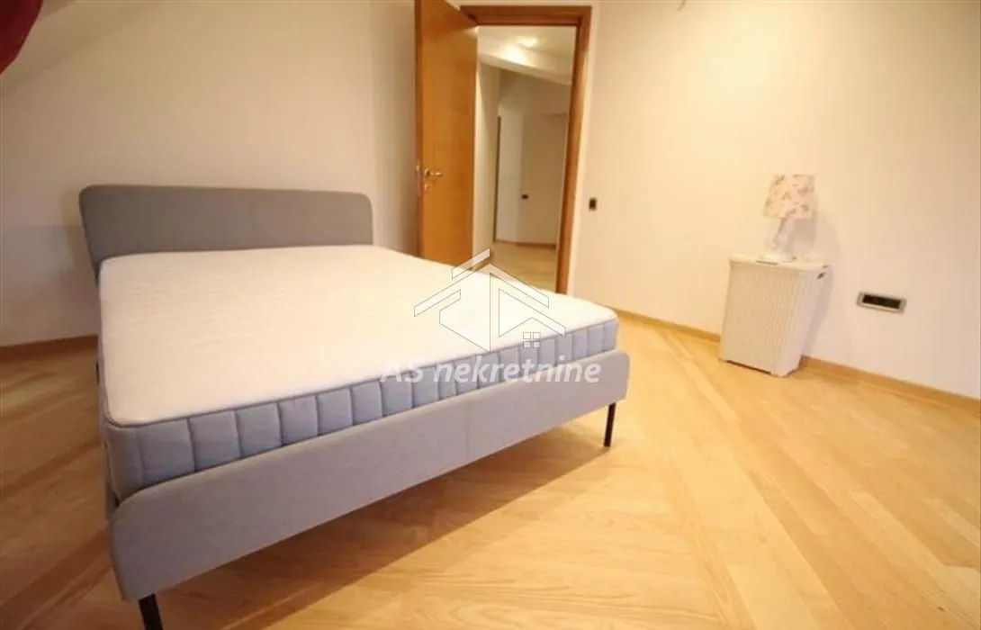 Izdavanje, stan, 220m², Savski Venac, Beograd