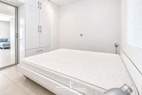 Svjetla spavaća soba sa bijelim krevetom i ugradnim plakarom. - image 14