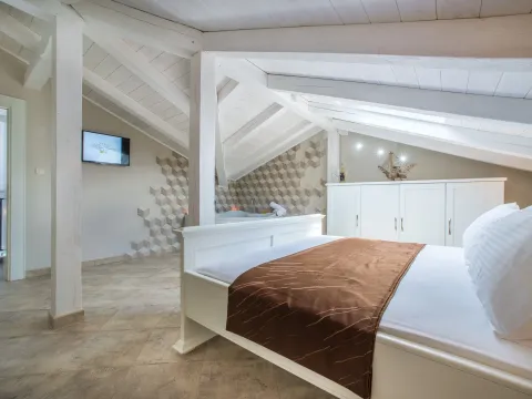 Izdavanje, kuća, 150m², Stoliv, Kotor - image 10