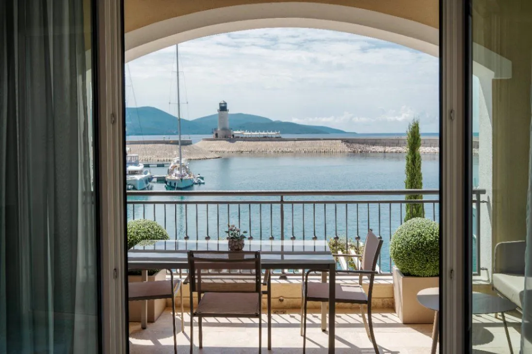 Izdavanje, garsonjera, 40m², Tivat, Crna Gora