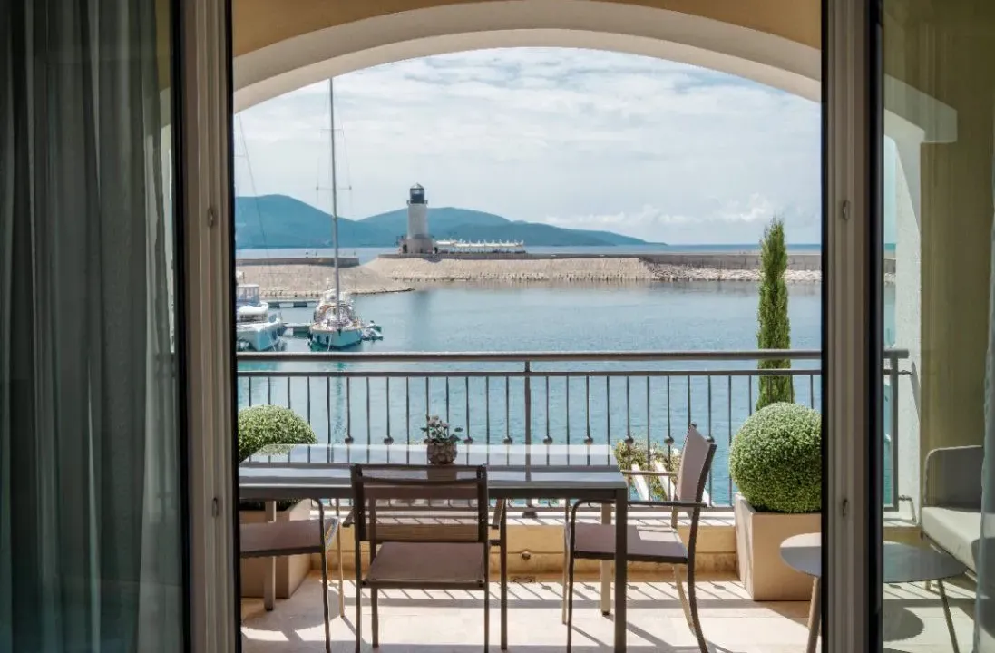 Izdavanje, garsonjera, 40m², Tivat, Crna Gora