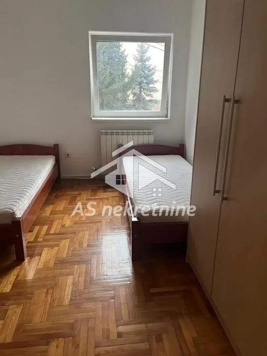 Izdavanje, trosoban stan, 120m², Uciteljsko Naselje, Zvezdara Sve Podlokacije