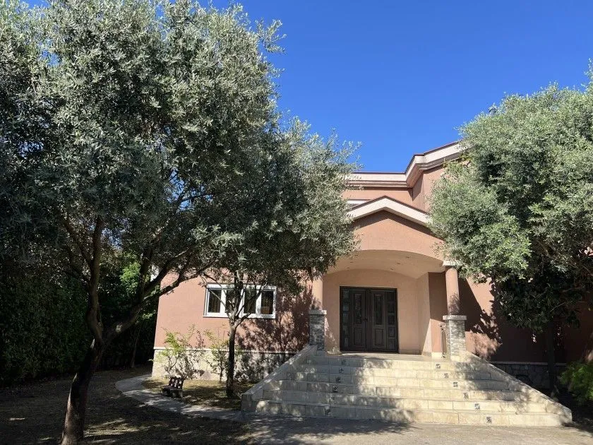 Rent, house, 330m², Golubovci, Podgorica