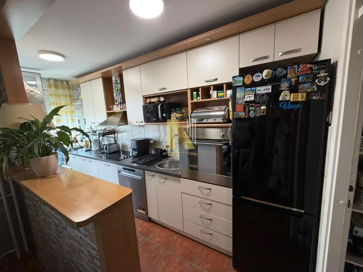 Prodaja, trosoban stan, 76m², Novo naselje, Novi Sad
