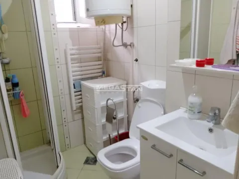 Kupatilo opremljeno tuš kabinom, umivaonikom i toaletom. - image 8
