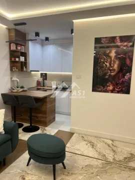 Moderna kuhinja sa šankom i drvenim elementima u sklopu dnevnog boravka. - image 4