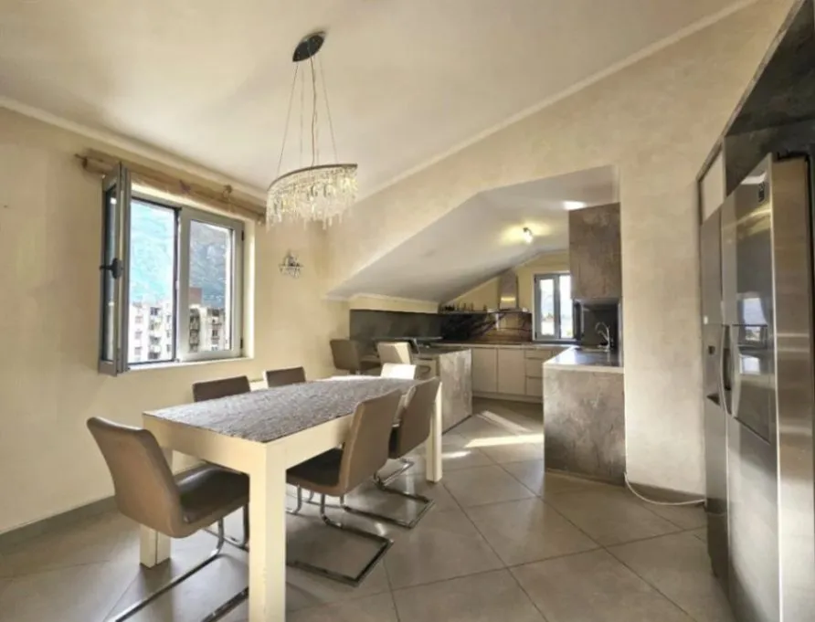Prodaja, trosoban stan, 100m², Dobrota, Kotor