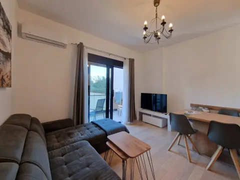 Izdavanje, jednosoban stan, 43m², Bečići, Budva - image 1