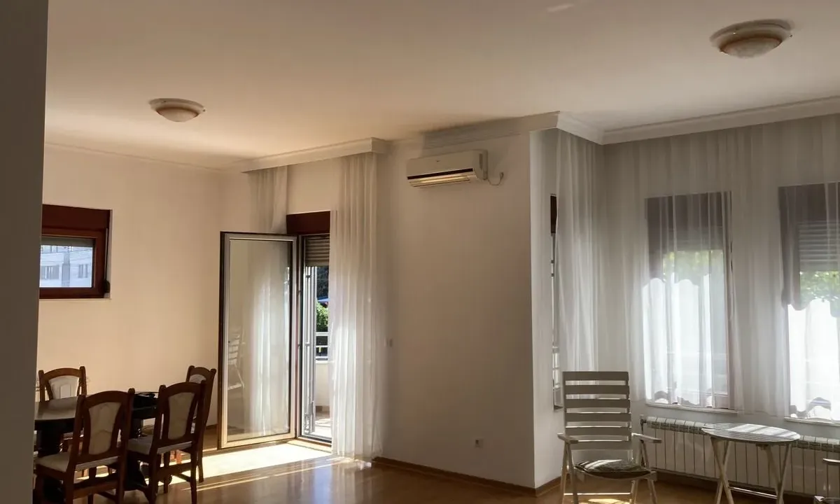 Izdavanje, trosoban stan, 120m², Savski Venac, Beograd