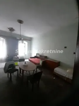 Dnevna soba sa trpezarijskim stolom i stolicama, kaučem i ležajem. - image 21