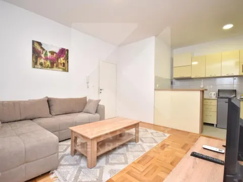 Izdavanje, dvosoban stan, 56m², Stari Aerodrom, Podgorica - image 1