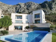 House for Short Term Rental, 300m2, Blizikuće, Budva