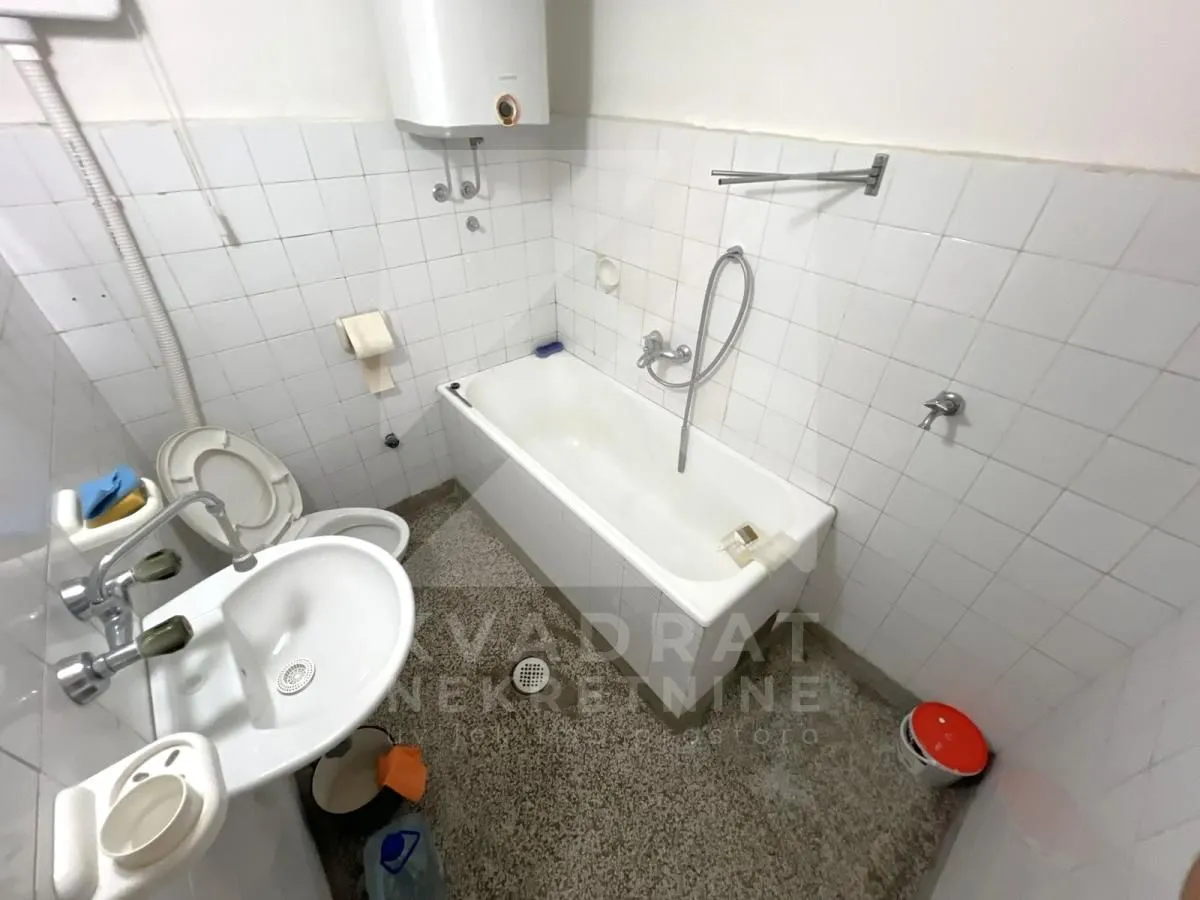 Manje kupatilo sa kadom, umivaonikom i toaletom.