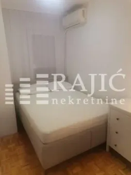 Spavaća soba sa bračnim krevetom i komodom. - image 7