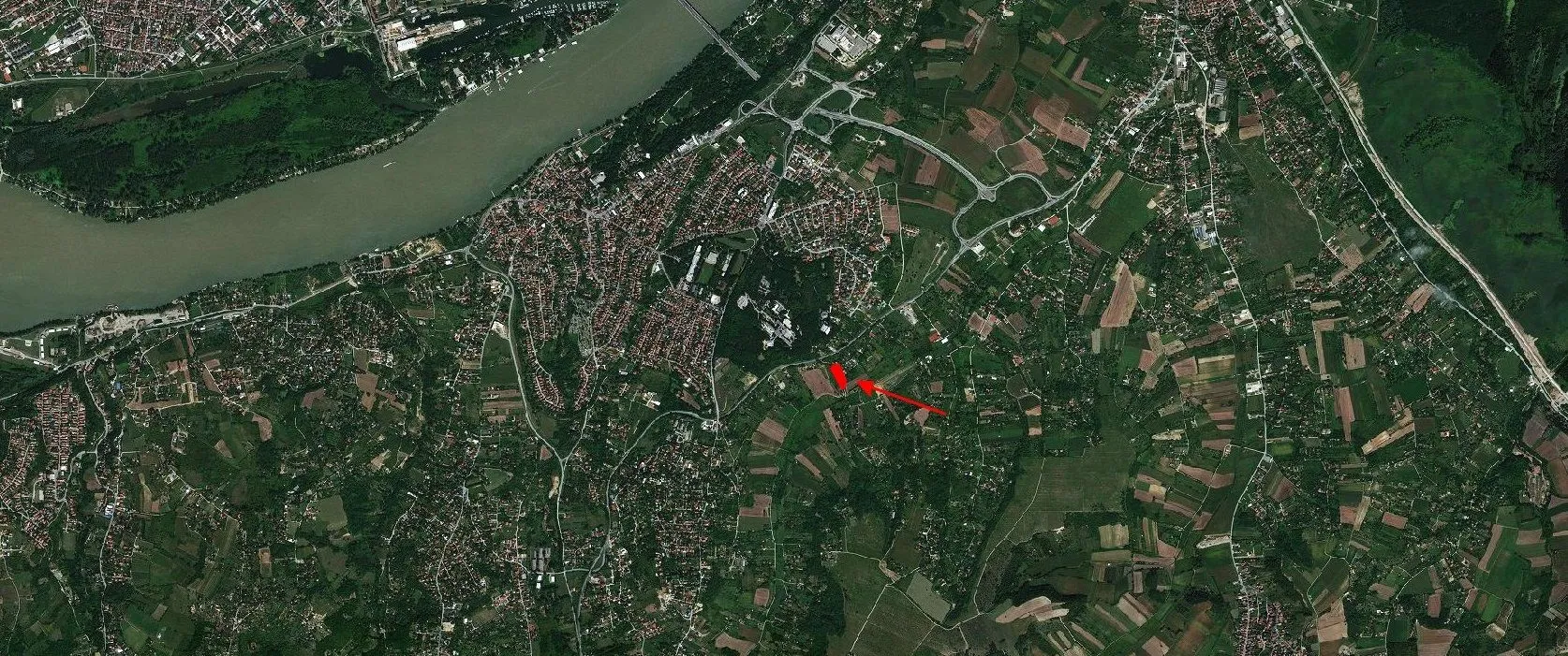 Satelitski snimak terena sa označenom lokacijom parcele.