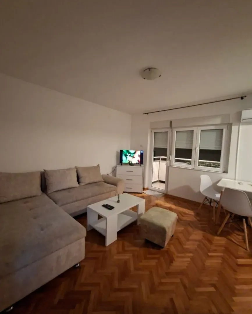 Izdavanje, dvosoban stan, 60m², Dobrota, Kotor