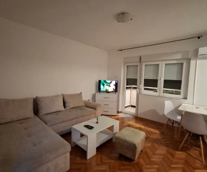 Izdavanje, dvosoban stan, 60m², Dobrota, Kotor