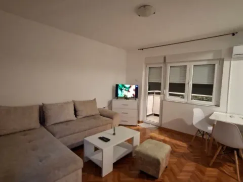 Izdavanje, dvosoban stan, 60m², Dobrota, Kotor