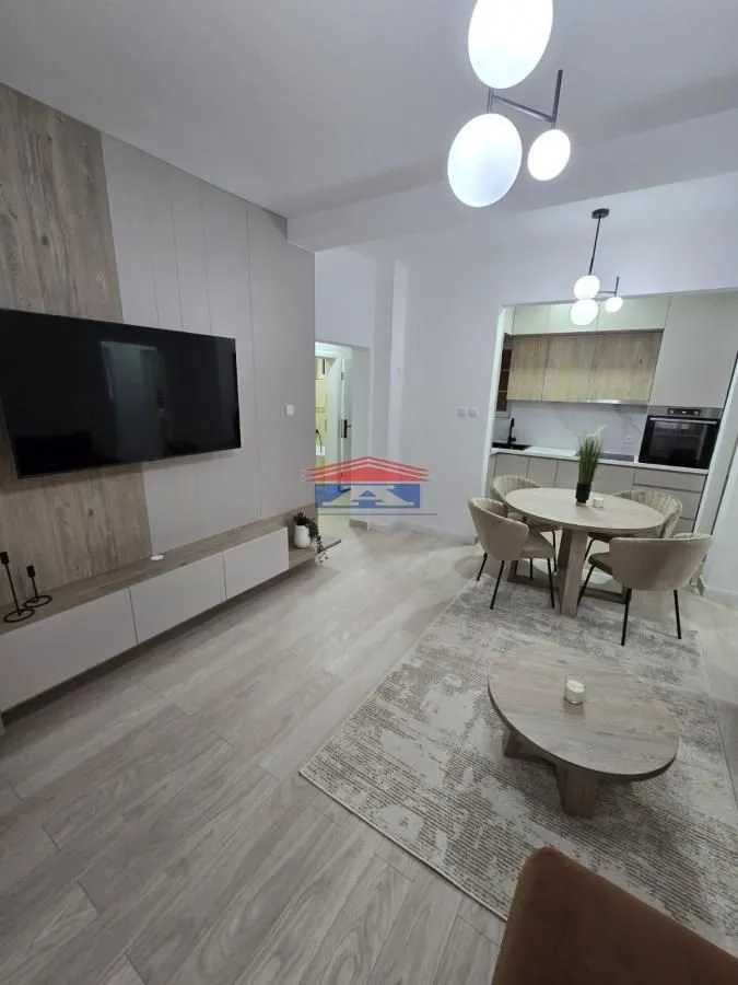 Izdavanje, četvorosoban stan, 69m², Centar, Novi Sad