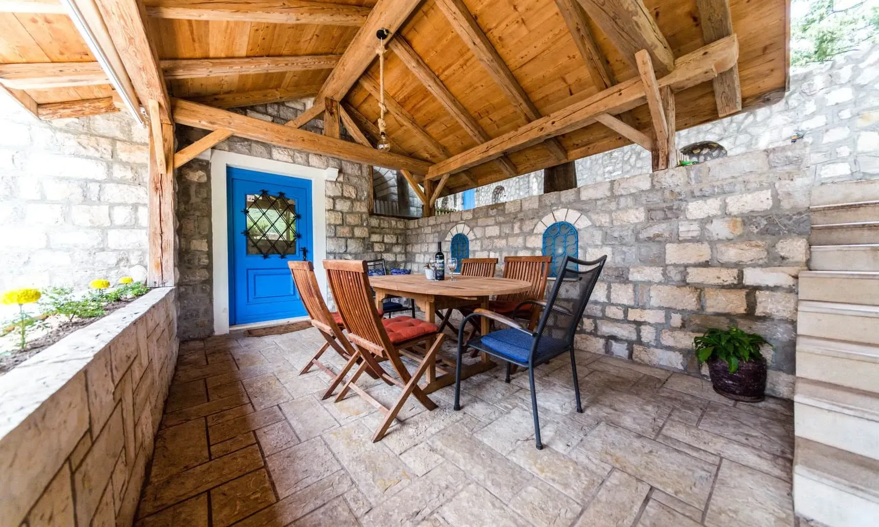 Izdavanje, kuća, 200m², Kotor, Crna Gora