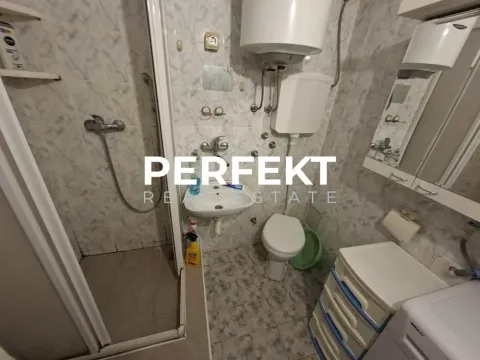 Manje kupatilo sa tuš kabinom, umivaonikom i toaletom. - image 2