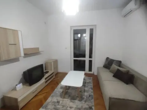 Izdavanje, garsonjera, 34m², Tološka šuma, Podgorica