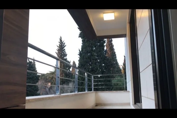 Pogled sa terase na okolno drveće i zelenilo.
