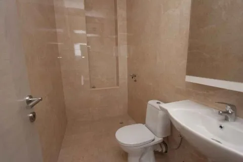 Moderno kupatilo sa bež pločicama i sanitarijama. - image 10