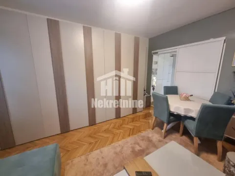 Dnevna soba sa trpezarijskim stolom i velikim ugrađenim plakarom. - image 4