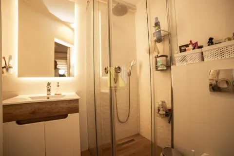 Moderno kupatilo sa tuš kabinom, umivaonikom i osvetljenim ogledalom. - image 8