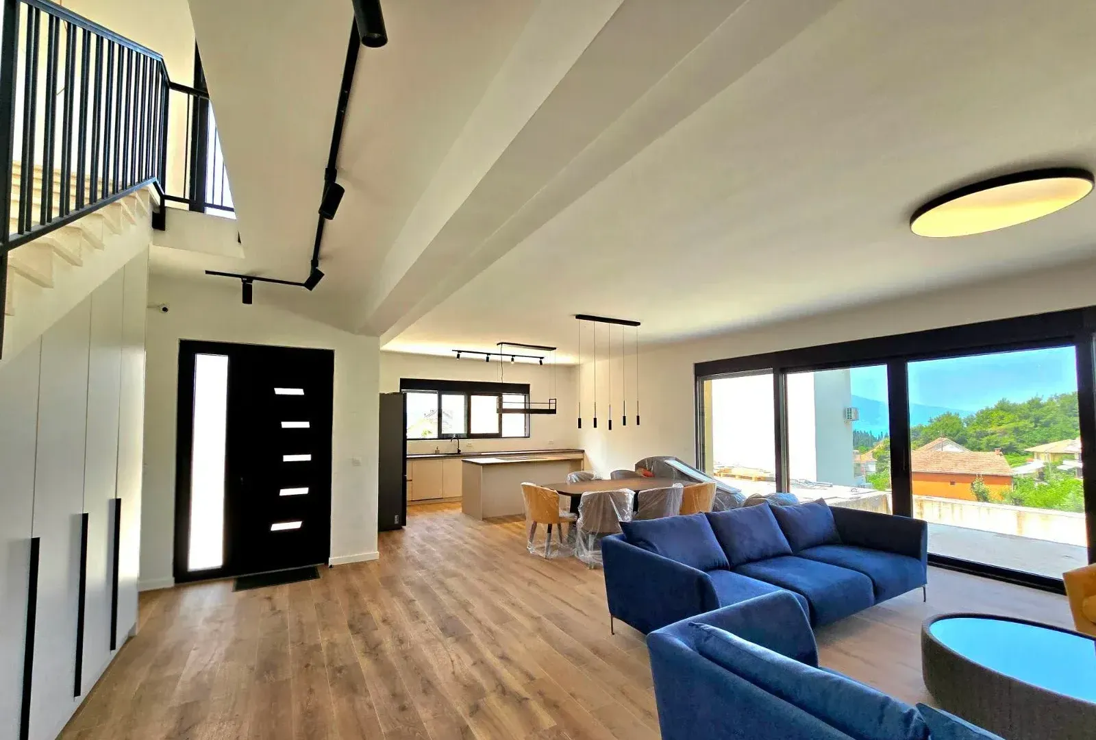 Izdavanje, kuća, 183m², Tivat, Crna Gora