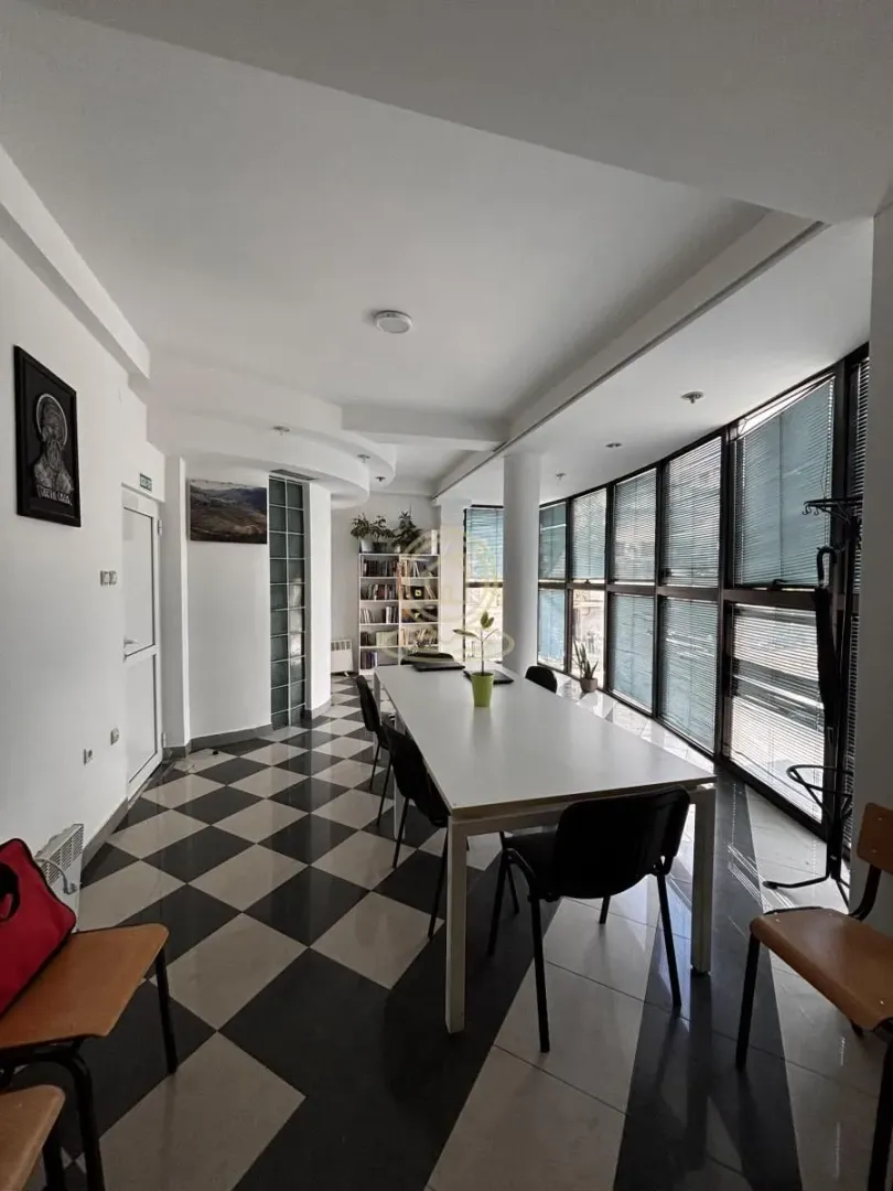 Rent, office space, 450m², Medijana, Niš