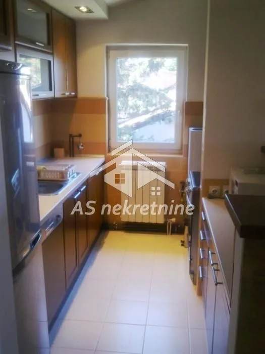 Izdavanje, trosoban stan, 100m², Savski Venac, Beograd