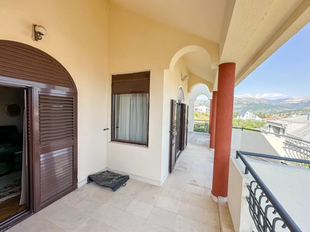 Izdavanje, kuća, 250m², Gorica C, Podgorica