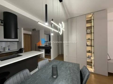 Moderna kuhinja sa trpezarijom i ugradnim elementima. - image 7