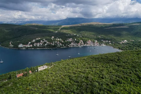 Pogled iz vazduha na zaliv, okolna brda i naselje. - image 21