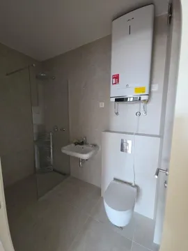Moderno kupatilo sa tuš kabinom, umivaonikom, WC šoljom i bojlerom. - image 8