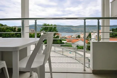 Terasa sa plastičnim stolom i stolicama i otvorenim pogledom na more. - image 6