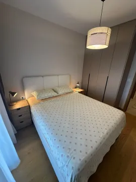 Namještena spavaća soba sa bračnim krevetom, noćnim stočićima i ugradnim plakarom. - image 6