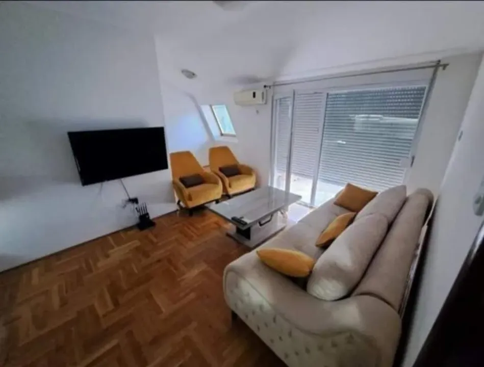 Izdavanje, jednosoban stan, 45m², Podgorica, Crna Gora