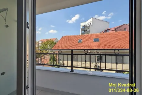 Pogled sa balkona na okolne zgrade i krovove. - image 6