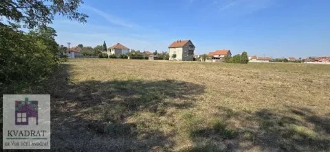 Pogled na prostrano zemljište sa okolnim kućama u pozadini. - image 2