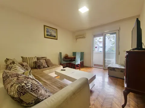 Rent, one bedroom apartment, 45m², Budva, Crna Gora - image 1
