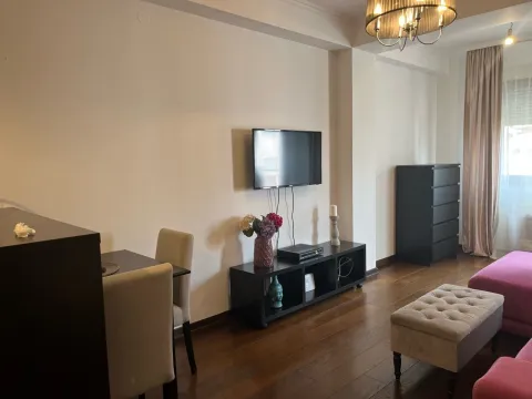 Svijetla dnevna soba sa televizorom i elegantnim namještajem. - image 2