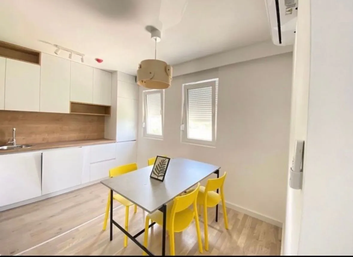 Izdavanje, dvosoban stan, 67m², Centar, Podgorica