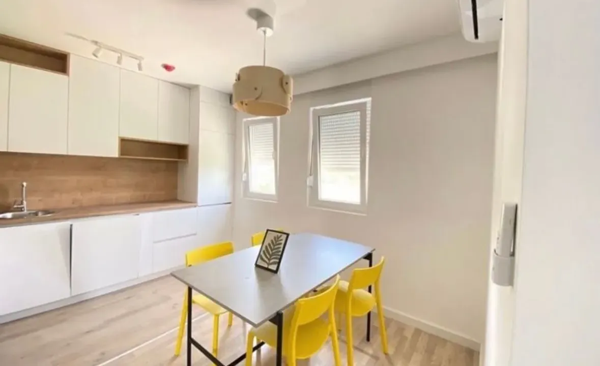 Izdavanje, dvosoban stan, 67m², Centar, Podgorica