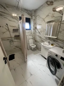 Moderne kupatilo sa tuš kabinom, umivaonikom i veš mašinom. - image 10