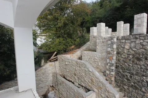 Vanjsko kameno stepenište i potporni zidovi u izgradnji okruženi zelenilom. - image 17